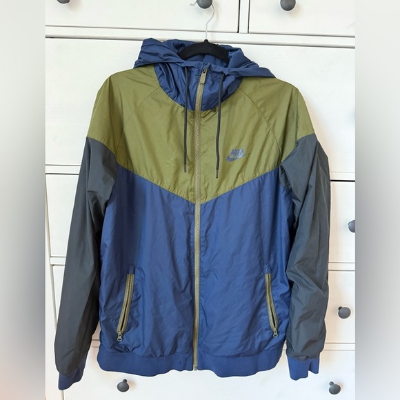 Men's Nike Windrunner Jacket (Olive & Green) - Picture 2 of 7